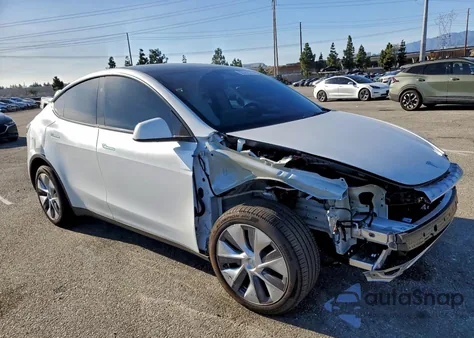 2024 Tesla Model Y z USA, uszkodzony, nr VIN 7SAYGDEE5RA260337